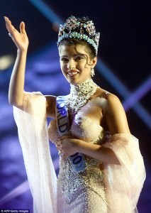 Priyanka Chopra crowned Miss World 2000