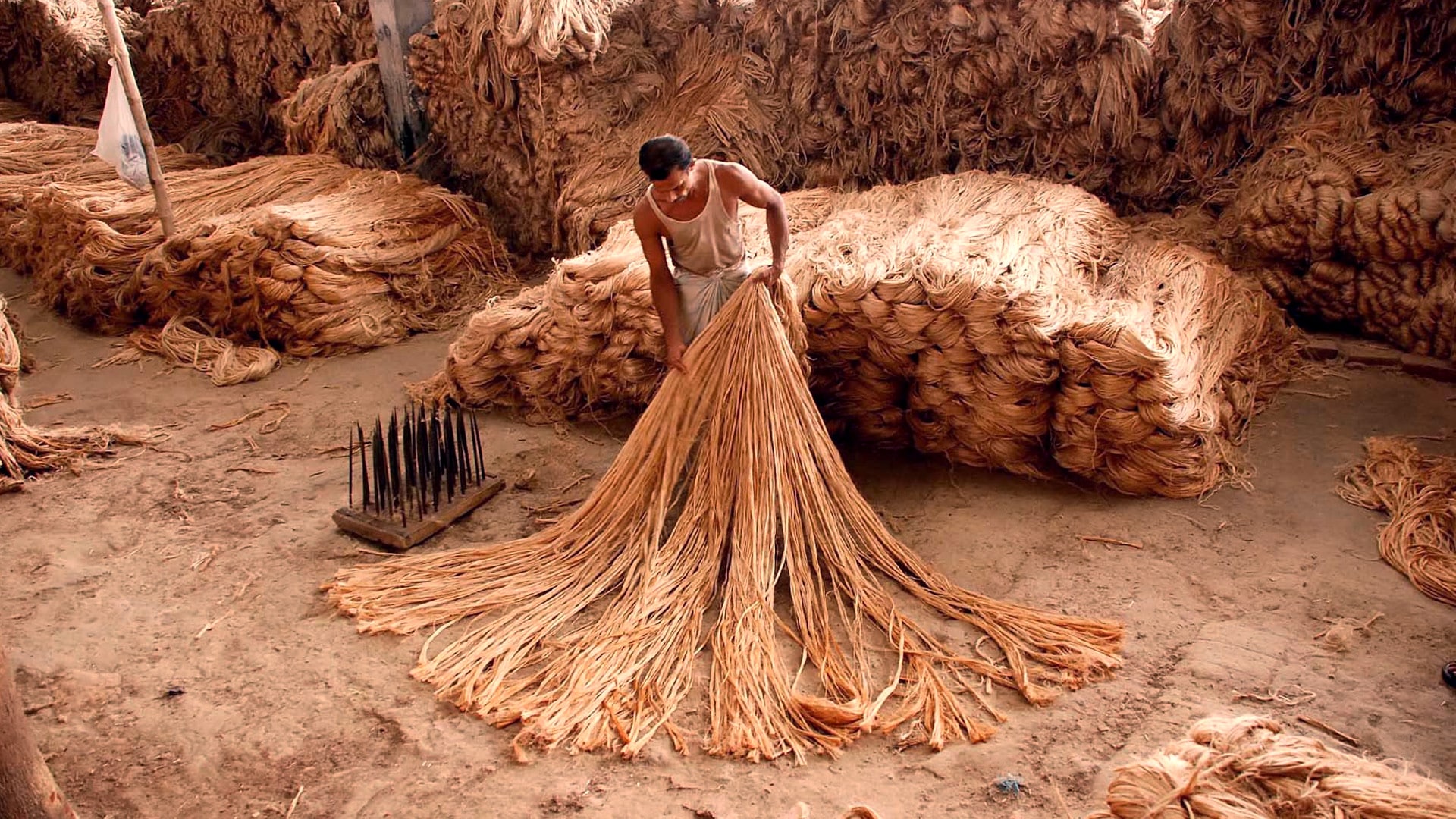 amid skyrocketing raw jute prices, centre may have to bear rs 2000 cr to procure jute bags business