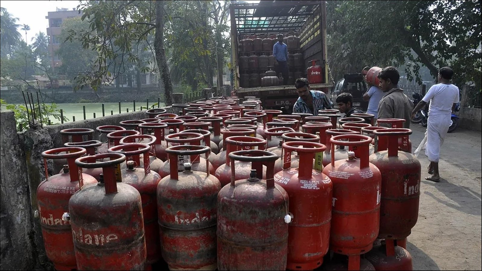 Govt proposes sale of small LPG cylinders, offering financial services via ration shops