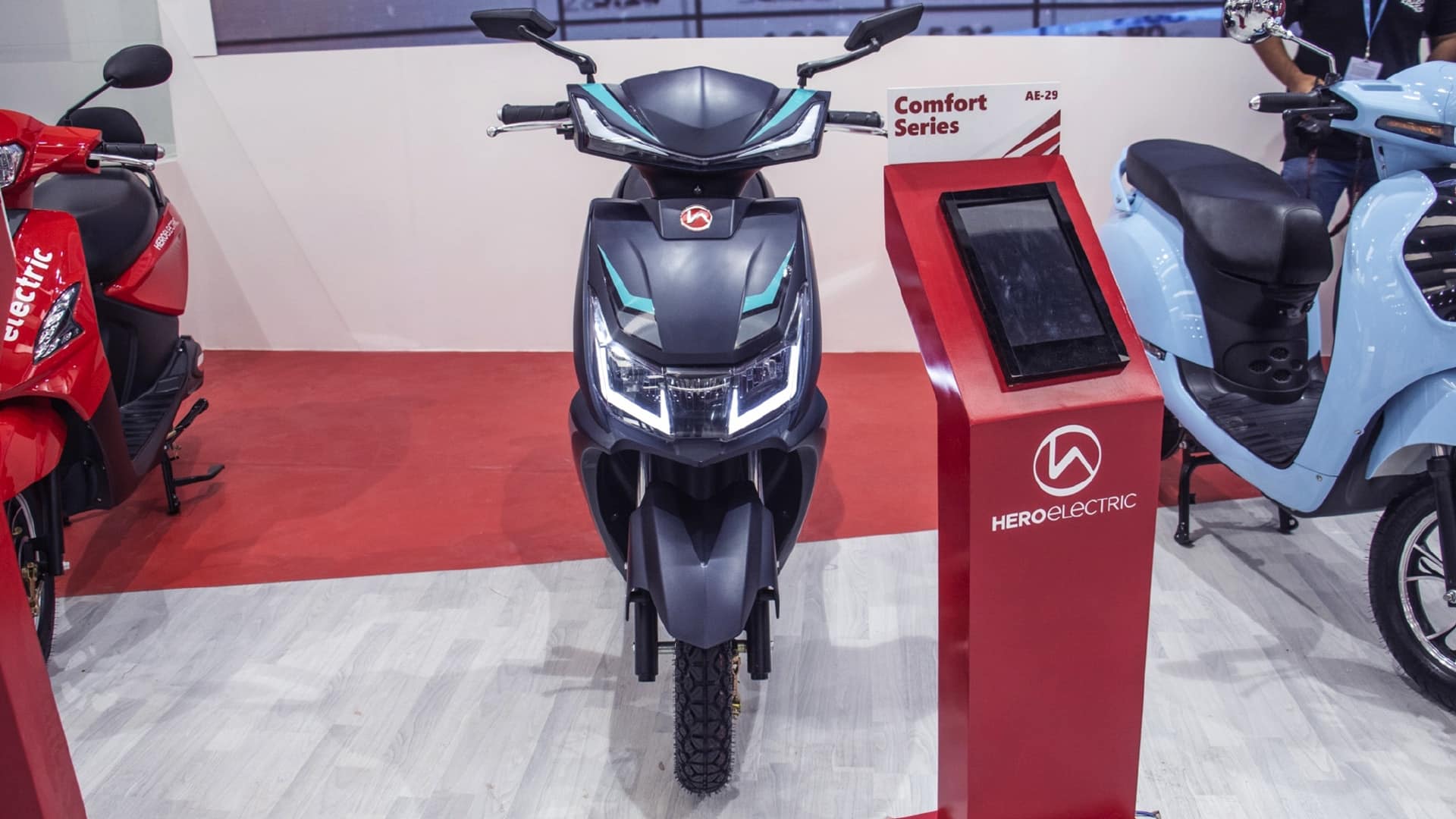 Hero Electric, Charzer join hands to install 1 lakh charging stations