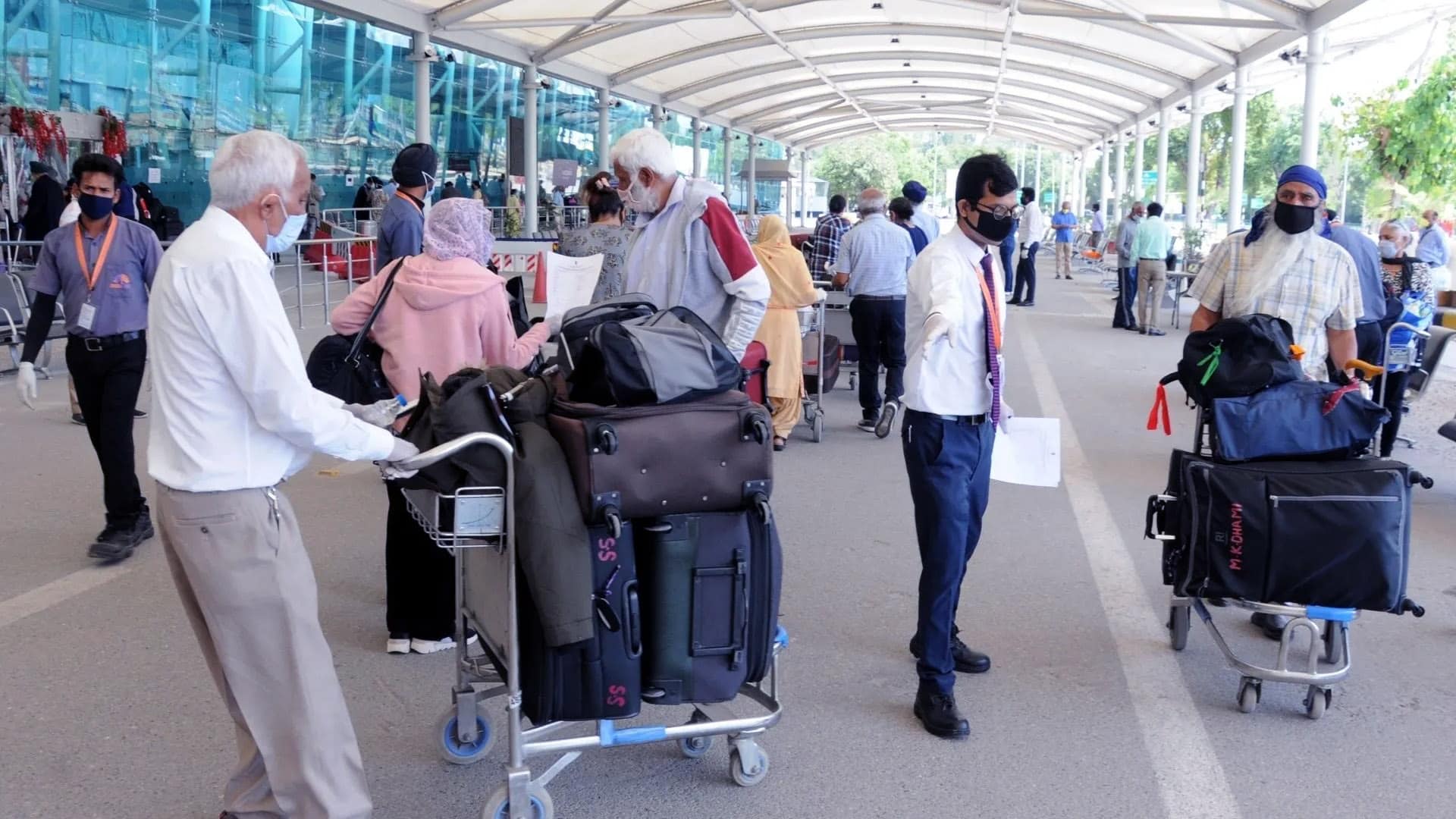 Int'l arrivals running smoothly; 1,013 passengers completed arrival formalities Delhi airport