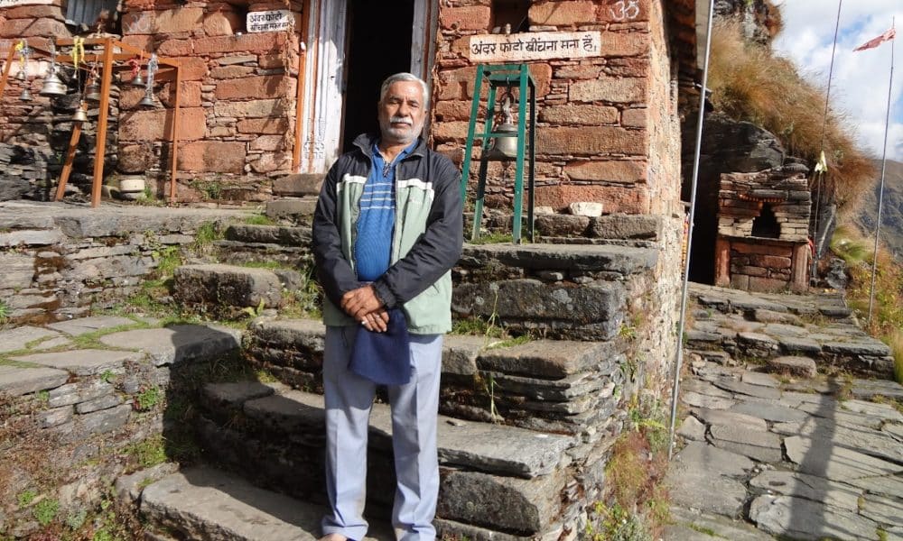 68-year-old man climbs Mount Everest after knee-replacement surgery