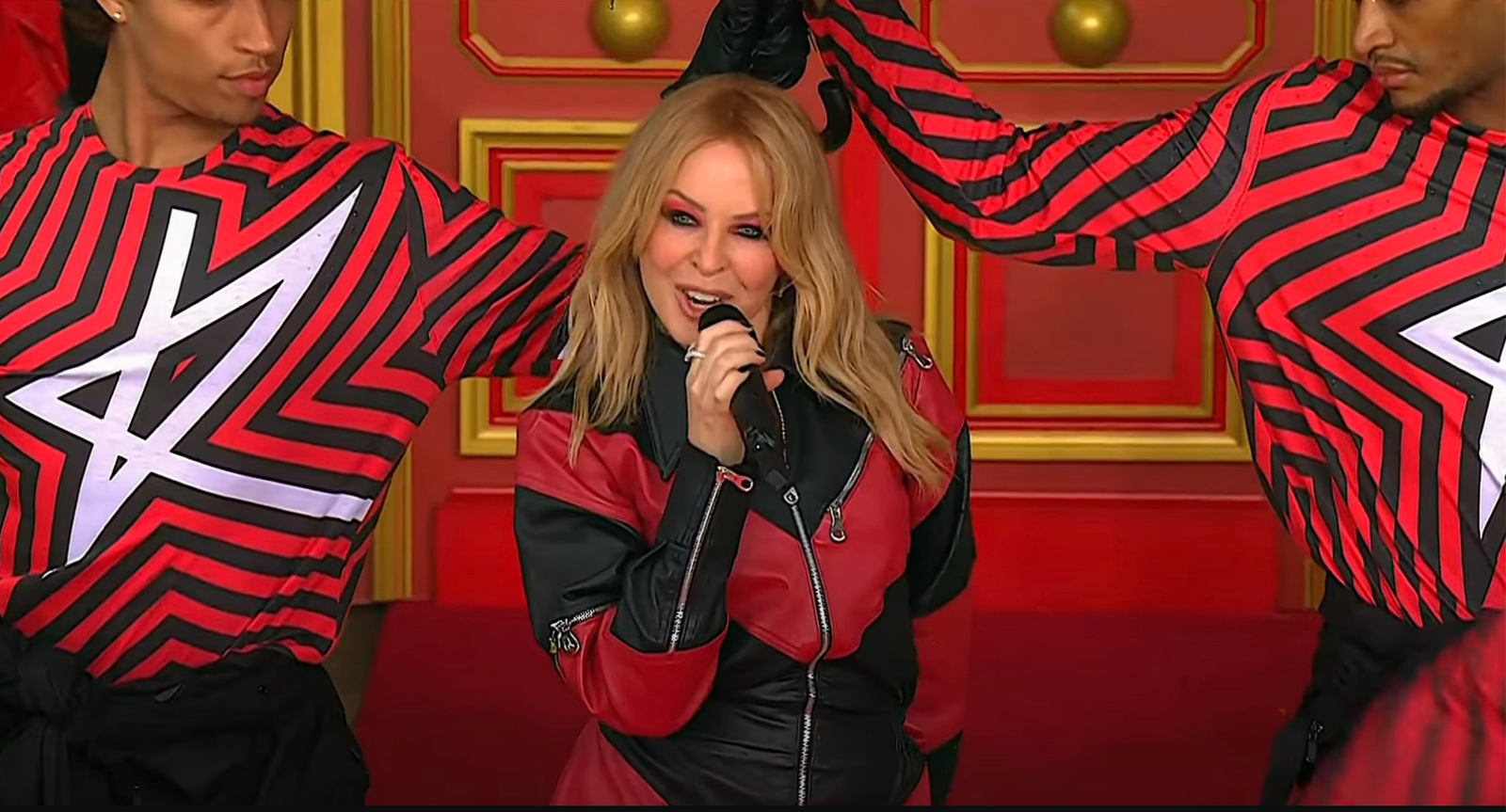 Kylie Minogue Dazzles in the Rain at 2024 Macy’s Thanksgiving Day Parade Jennifer Hudson, T-Pain, Chloë Bailey, Idina Menzel, and Broadway sensation Cynthia Erivo Can’t Get You Out of My Head Padam Padam