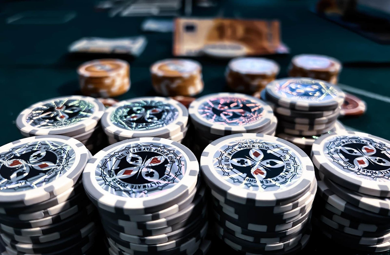 Reading the Room: How to Spot Opportunities in High-Pressure Situations Poker Online Casinos
