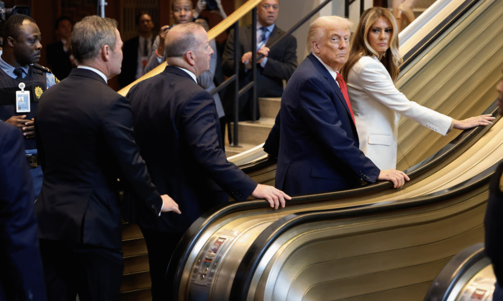 UN escalator halted as Donald Trump and Melania Trump were on it