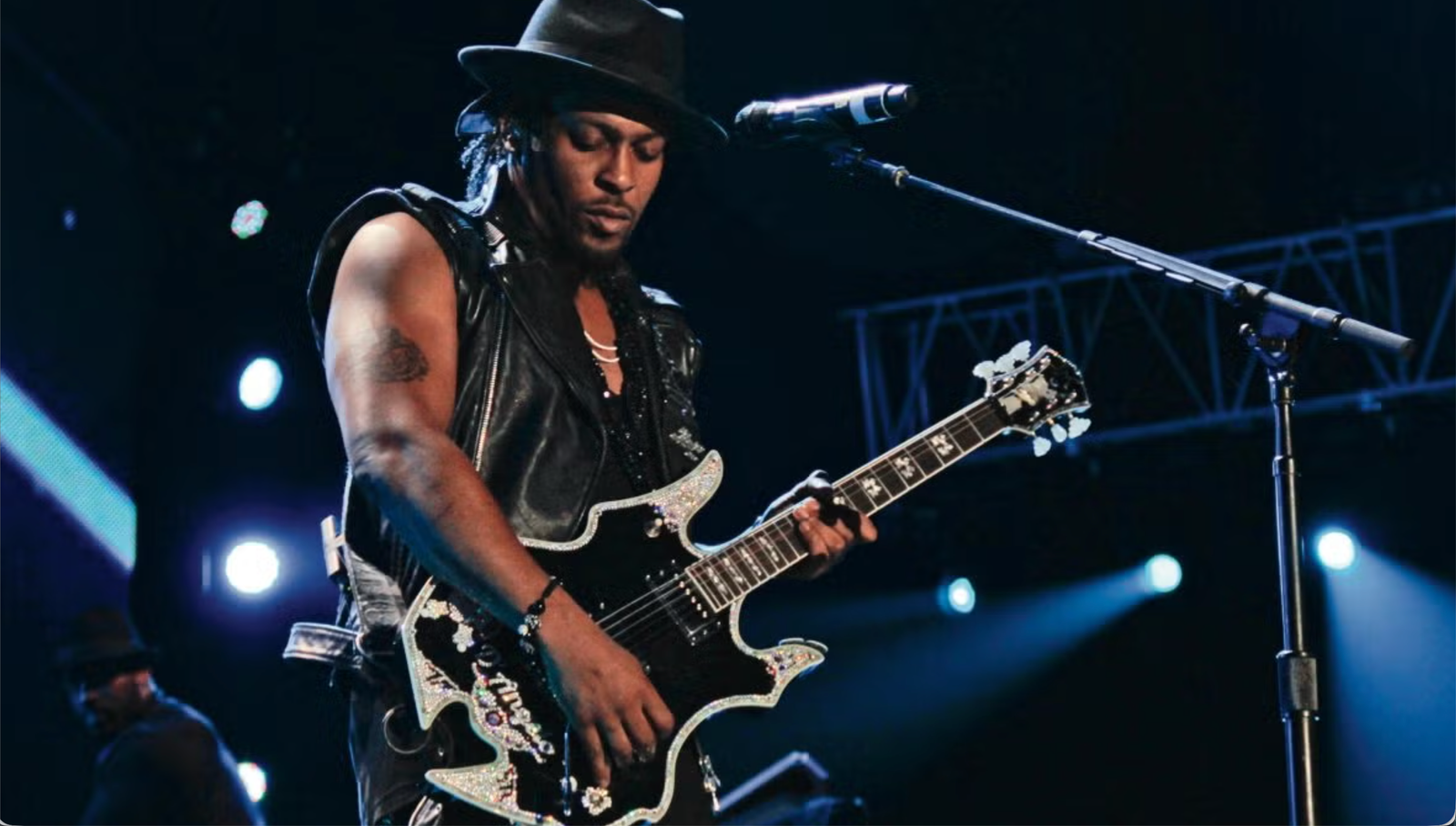 D’Angelo, Neo-Soul Pioneer and Grammy-Winning R&B Icon, Dies at 51 D’Angelo death, D’Angelo tribute, D’Angelo dies at 51, neo-soul icon, R&B legend D’Angelo, Beyoncé tribute D’Angelo, Lauryn Hill D’Angelo, Black Messiah, Brown Sugar, Untitled How Does It Feel