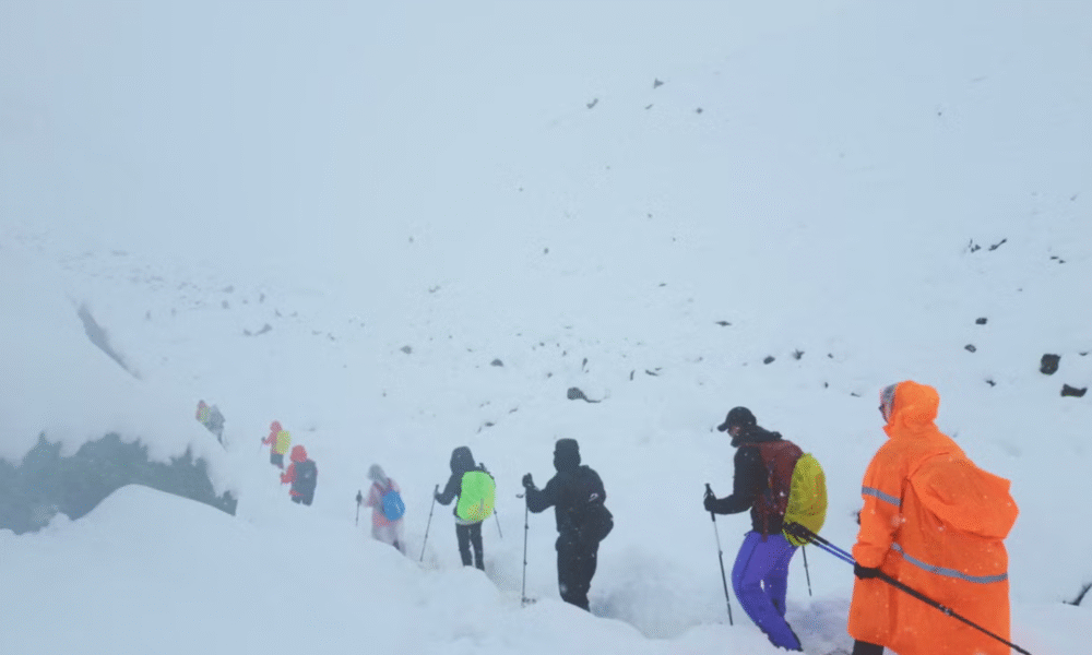 Mount Everest Blizzard trapping more than 200 hikers on the Tibetan side